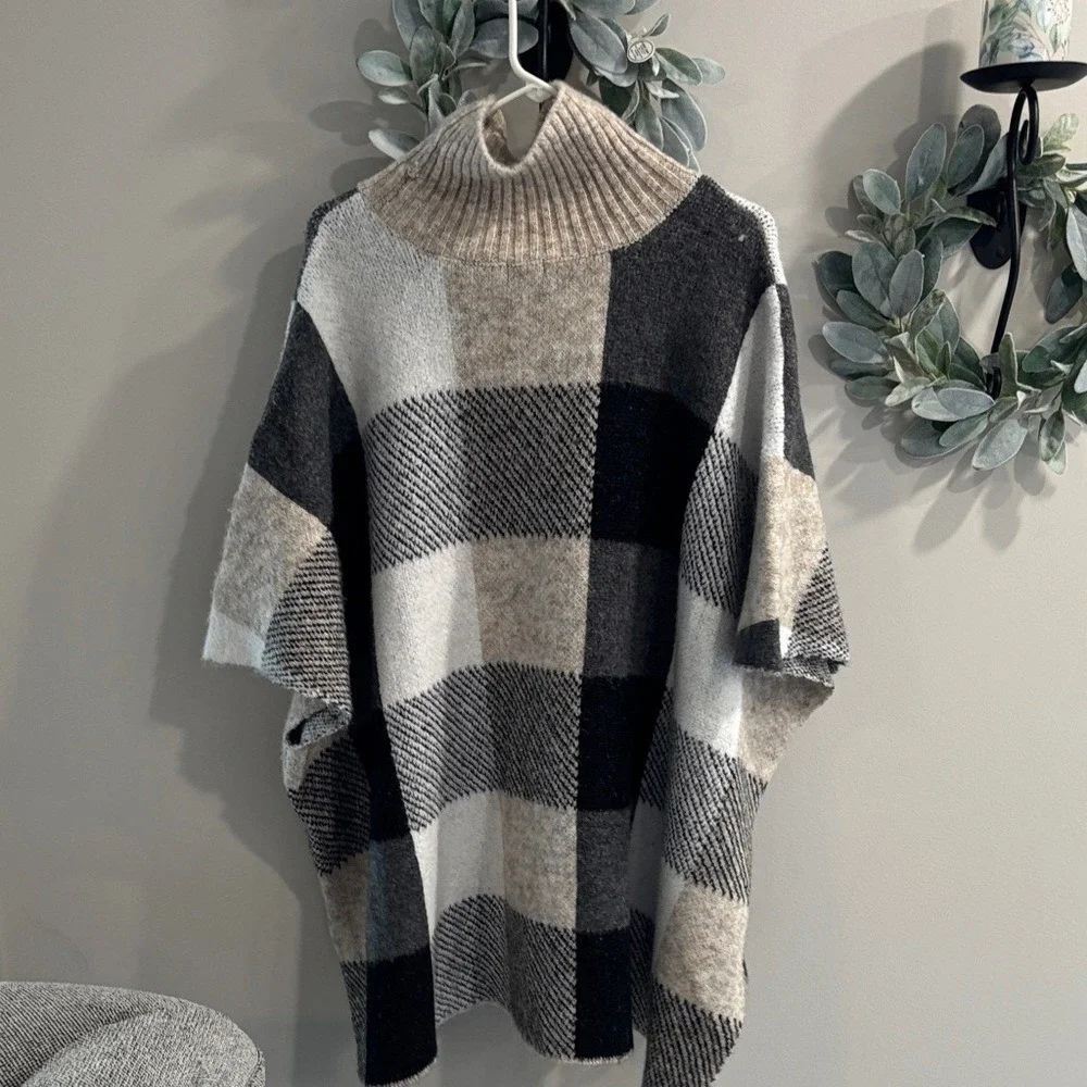 Buckle Black and neutral colored Plaid Poncho - Picture 5 of 5